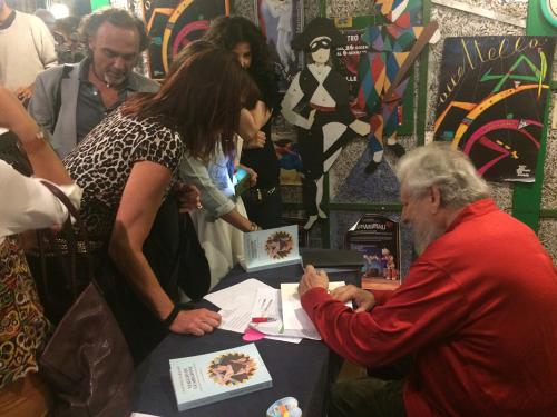 Claudio Naranjo firma le copie di "Viaggio di guarigione", Roma 2016