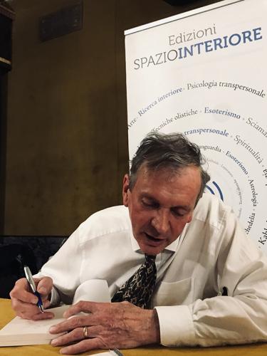 Rupert Sheldrake firma una copia di "Scienza e pratiche spirituali", Firenze 2019